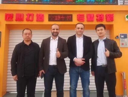 Overseas merchants gather to visit