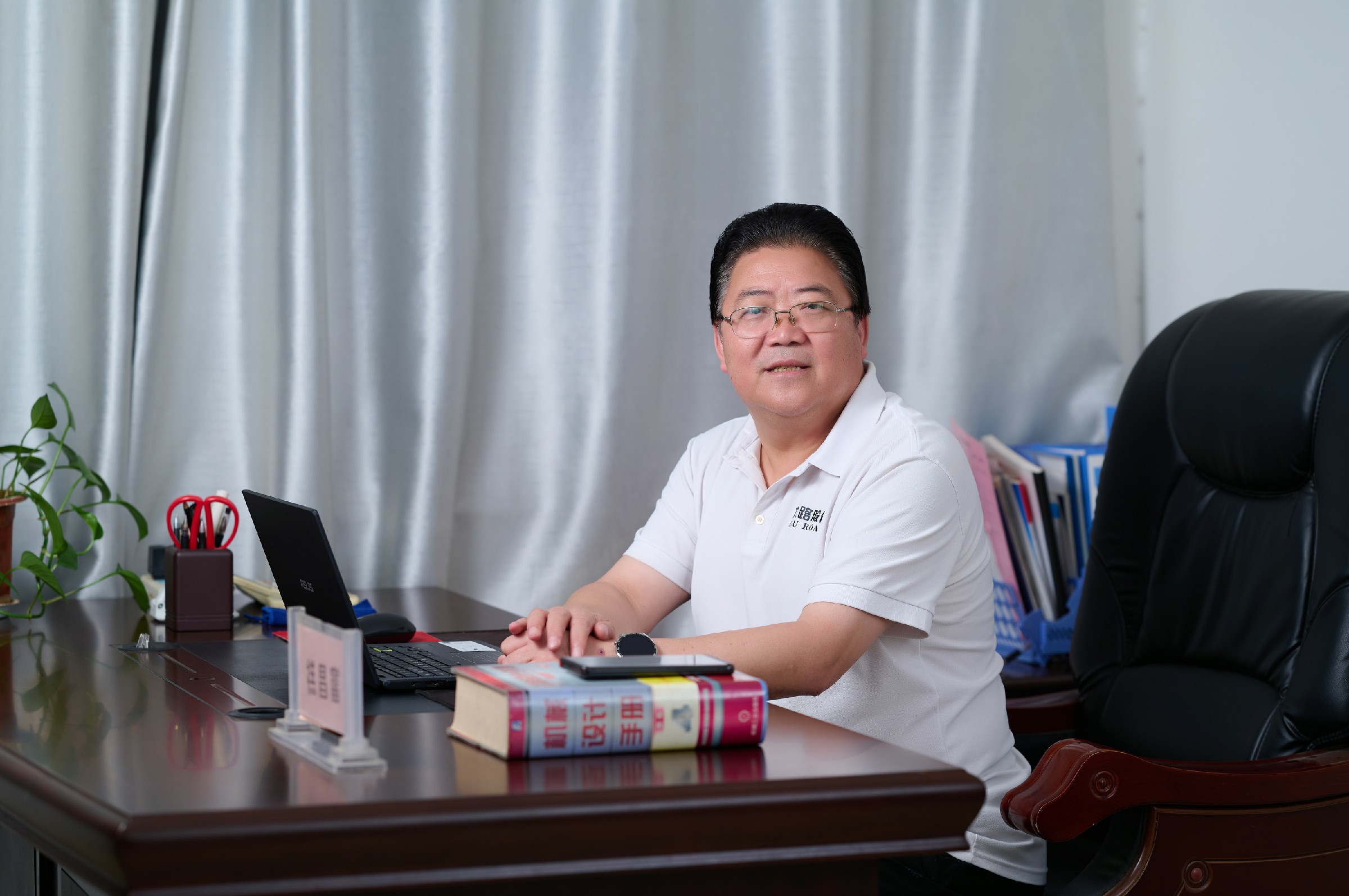 Zhui Dong (sitting) 1~1.jpg